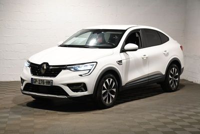 la voiture blanche est garée dans le garage sur le sol en damier