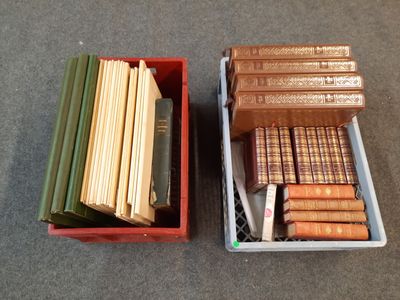 deux cartons de livres posés l'un à côté de l'autre sur le sol