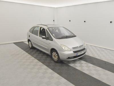 une photo d'une petite voiture argentée dans un garage
