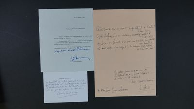 un bout de papier sur lequel il y a quelque chose d'écrit, accroché sur le réfrigérateur