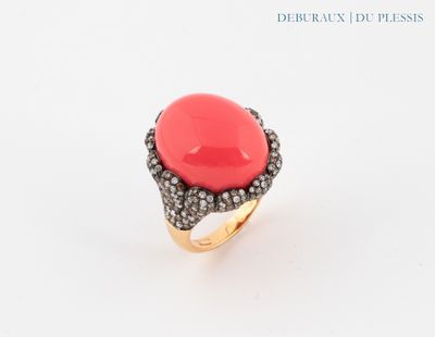 une photo d'une bague en corail et diamants sur fond blanc