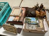 de nombreux objets divers disposés sur une étagère, avec une horloge et une cage à oiseaux