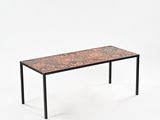 La table est en bois et possède un piètement en métal.