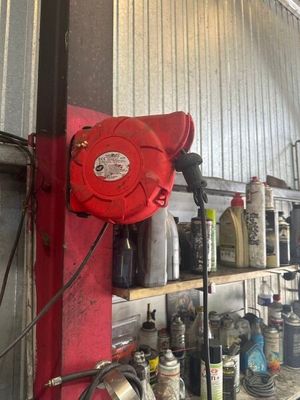 une borne d'incendie rouge posée sur une étagère dans un garage