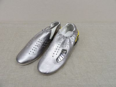 une paire de chaussures argentées posées sur une table