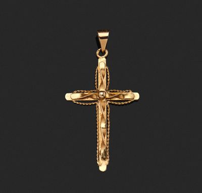 un pendentif en forme de croix dorée sur fond noir