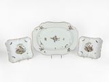 trois assiettes et un plat sur fond blanc