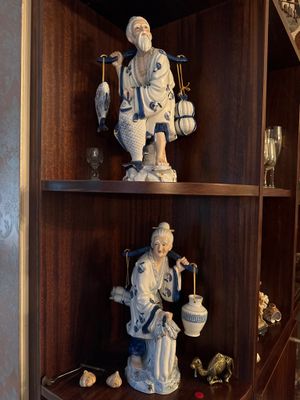 de nombreuses figurines sur les étagères dans le coin de la pièce