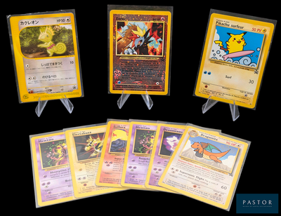 Plusieurs cartes Pokémon sont exposées sur une surface noire.