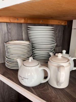 Un lot de vaisselle courante, assiettes, tasses, verre, cass…