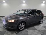 La Ford Focus 2013 est garée dans une salle blanche