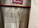 La veste est suspendue à un cintre dans la pièce.
