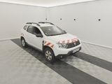 la voiture blanche est garée dans le garage sur le sol en damier