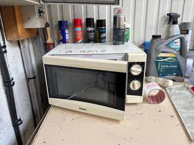 Un micro-ondes GALANZ, un tableau blanc et une table de trav…