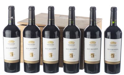 six bouteilles de vin rouge sont alignées devant une caisse en bois
