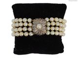 une photo en gros plan d'un bracelet orné de perles