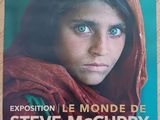 affiche de l'exposition « Le monde de Steve McCurry » consacrée à Steve McCurry