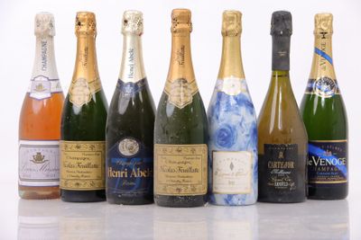 Plusieurs bouteilles de champagne sont alignées en rangée