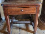 une petite table en bois surmontée d'un tiroir