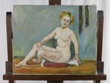 un tableau représentant une femme nue assise sur un chevalet en bois
