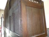 une photo d'une armoire en bois surmontée d'un miroir