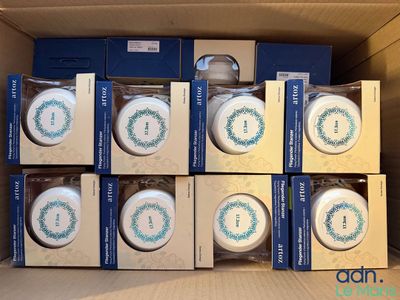 plusieurs boîtes de savon empilées les unes sur les autres dans un carton