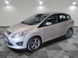 une photo d'une Ford C-Max argentée garée sur un sol à damier