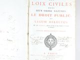 un livre écrit posé sur une table
