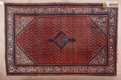 un tapis rouge et bleu orné d'un motif en forme de diamant