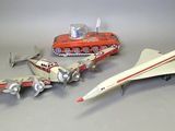 trois avions miniatures et un char d'assaut posés sur une table