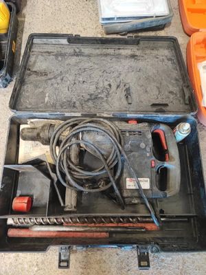une boîte à outils contenant des outils, posée sur le sol