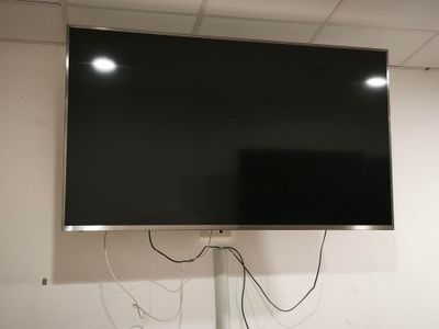une télévision à écran plat posée sur un meuble dans une pièce