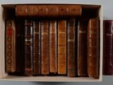 une boîte remplie de vieux livres posée sur une table