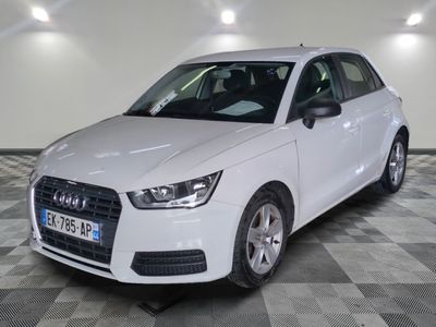 une image d'une voiture audi blanche dans une salle d'exposition