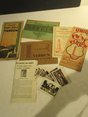 beaucoup de vieux livres sur la table