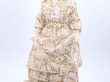 une image représentant une statue d'une femme portant un chapeau et une robe
