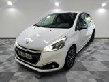 la petite voiture blanche est garée dans une grande pièce