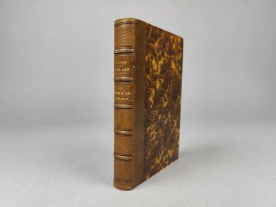 un vieux livre posé sur une table à côté d'un fond blanc