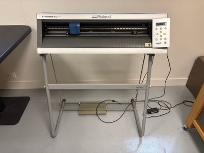 une machine posée sur une table dans une pièce