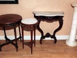 deux tables et deux tabourets dans un coin de la pièce
