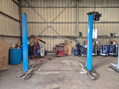 deux ascenseurs bleus dans le garage d'un immeuble