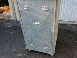 une armoire métallique installée à l'extérieur d'un bâtiment