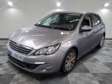 la voiture argentée est garée dans le garage sur le sol en damier