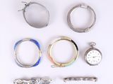de nombreuses bagues et bracelets de toutes sortes sur un fond blanc
