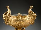 une image représentant un vase en or orné de deux paons
