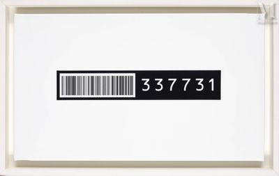 une photo d'une photo d'un code-barres accroché au mur