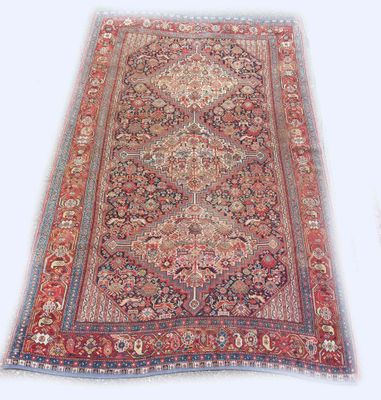 un tapis rouge et bleu à motifs floraux