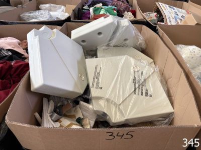 de nombreux cartons d'objets posés à même le sol