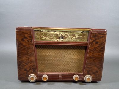 une radio à l'ancienne posée sur une table en bois