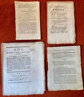 trois vieux papiers sont posés sur une table à côté d'une paire de ciseaux
